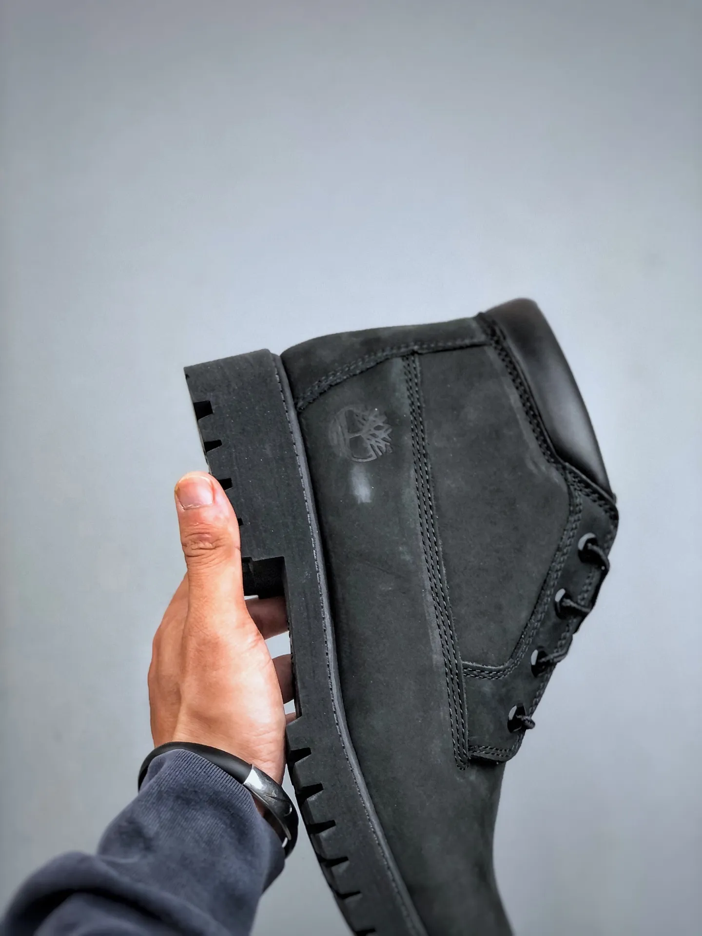 Local self-pickup 💰700 supports stores, you can get the pure and original top quality, one to one original development version, Timberland, not bad at kicking/classic mid-top black 32085 Produced by the original channel of Zhongshan Baoyuan, the top-notch technology is newly upgraded, it can be called a genuine copy machine, the original imported waterproof leather, the original anti-counterfeiting label, the purple light can be scanned, the computer sewing line, the four lines are aligned, the horizontal folding is dynamic and water-repellent, the top genuine consistent injection molding process Art Rubber non-slip outsole resists cold and cracks Authentic and consistent all-leather collar/lining/shoes Equipped with anti-fatigue shock-absorbing honeycomb insole Highly comfortable Full set of original packaging accessories (comes with shoelaces, cleaning eraser, and counter bag) Size: 35 36 37 38 39 39.5 40 41 42 43 44 45 One size larger